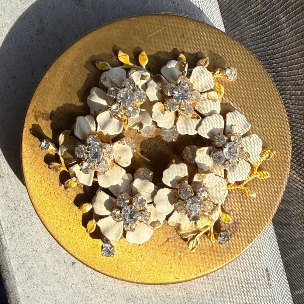 Vintage 1940s Brass Rhinestone Enamel Flower Powder Compact Mirror de Mureau
